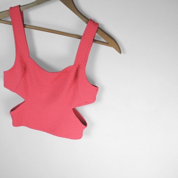 UO // Bodycon Cutout Crop Top - Picture 2 of 5